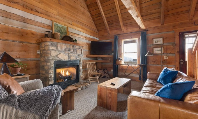 Vesta Casa | Mountain Log Cabin|Mabry Mill||Fireplace|Hiking