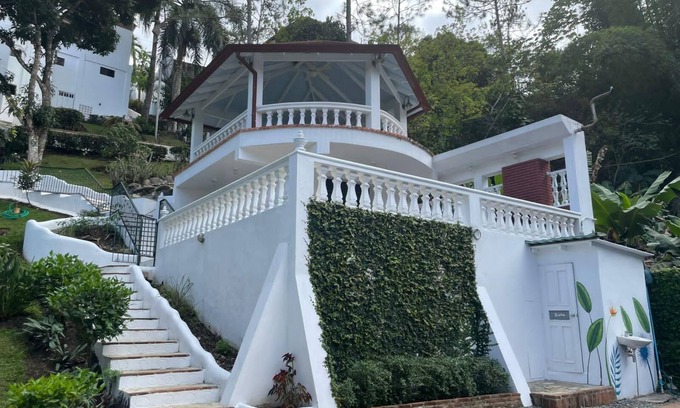Jarabacoa Villa | Refugio de Lujo en la Montaña – Villa de 8 Habitaciones con Piscina Privada