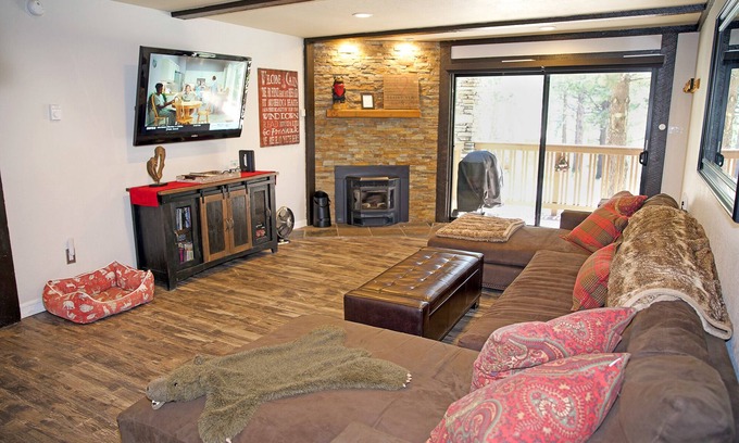 Mammoth Lakes Condominio | Especial de verano: Super Plush Dog Friendly Condo, ubicado en el campo de golf Sierra