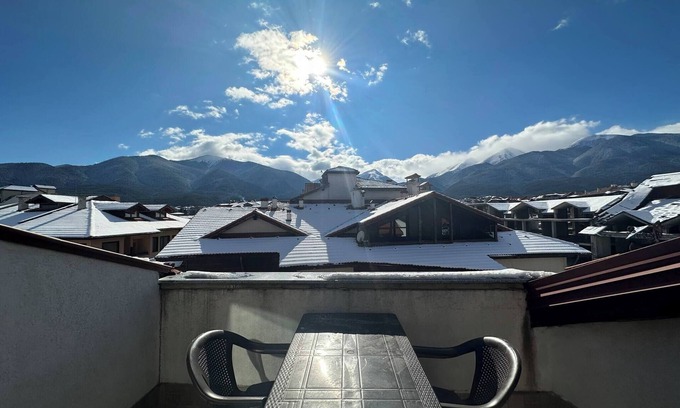Shiligarnika Apartamento | Ático luminoso con vistas a la montaña Wi-Fi de 300 Mbps