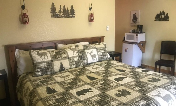 Hill City Cabina | Mountain Peaks Inn, BEAR MOUNTAIN SUITE, Downtown Hill City