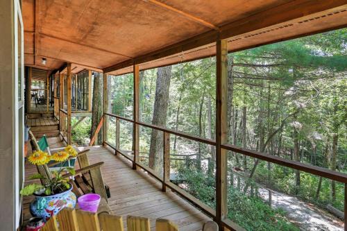 Mountain Rest Casa | Mountain Rest Cottage with Gas Fireplace!