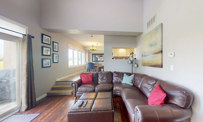 The Blue Mountains Casa | Mountain retreat with a balcony, grill, fireplace & tennis access - walk to lift