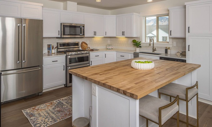 Porcupine Park Casa | Mountain Retreat: private sauna + hot tub and stunning 365 views - Sleeps 10!