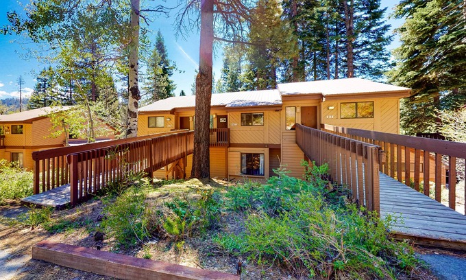 Lakeshore Condominio | Mountain retreat near the lake & skiing with deck, shared pool & grill