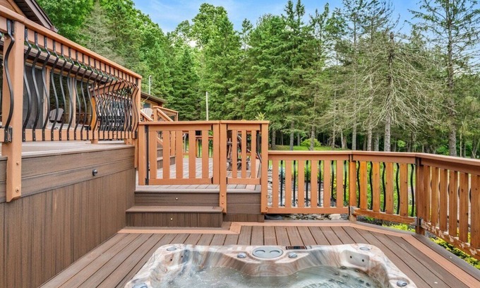 Kelayres Cabina | Mountain Retreat on 10 Acres, Hot Tub & Pond