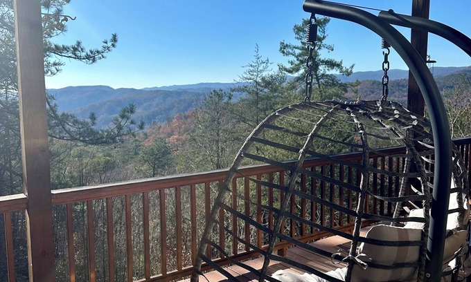 Brevard Chalet De Esquí | Mountain Retreat with Stunning views, 7 Priv Acres, Sauna, Hot Tub, and Gameroom
