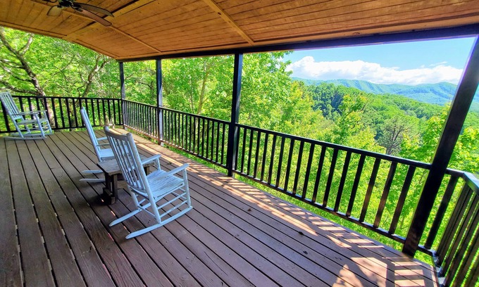 Gatlinburg - Pigeon Forge Chalet De Esquí | Two-Level Chalet is Great for Two Couples or a Small Family Getaway!