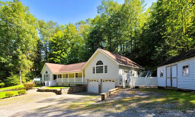 Highland Cabina | Mountain Ridge Retreat - Private & Peaceful Getaway. Family & Pet Friendly