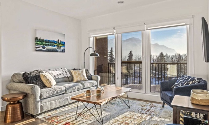 Golden Condominio | Mountain & River View | 3BR Penthouse in Golden