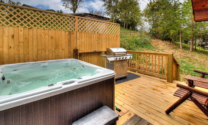 Sevierville Cabina | Mountain Sounds: Great location! 2BR w/Hot Tub + Firepit + Grill