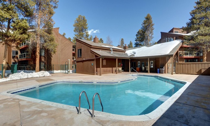 Keystone Apartamento | Estudio de montaña para 2 personas con chimenea | Acceso a la piscina + bañera de hidromasaje