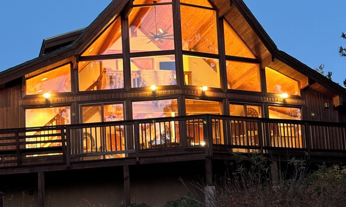 Angel Fire Cabina | Mountain Top 4-bedroom Lodge near Angel Fire with WiFi
