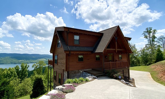 Rock Harbor Casa | MOUNTAIN TOP CABIN WITH PARTNERING MARINA ON NORRIS LAKE