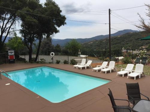 Oakhurst Cabina | Mountain Trail Lodge and Vacation Rentals