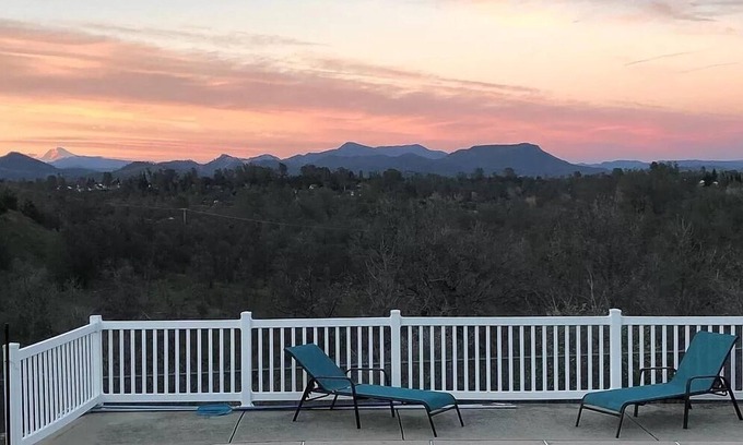 Midway Casa | Mountain Trio :: !VIEWS! Heated Pool & Spacious!