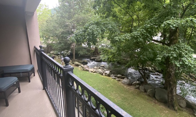 Gatlinburg Condominio | BEAUTIFUL ROARING FORK CREEK CONDO, 1ST FLOOR, NOW AVAIL 6-14/6-24-WALK TO GBURG