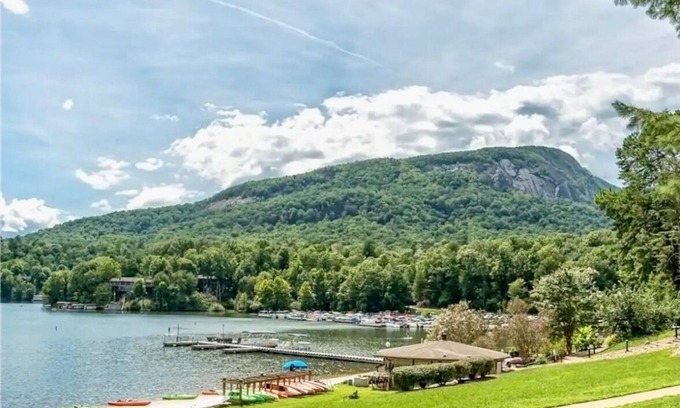 Lake Lure Condominio | Mountain Vibes & Morning Brews Studio retreat in Rumbling Bald-HI amenities!