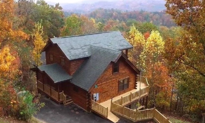 Gatlinburg - Pigeon Forge Cabina | Cabaña de lujo: conveniente, vista a la montaña, 2 suites, sala de juegos, hamaca, hoguera y más.