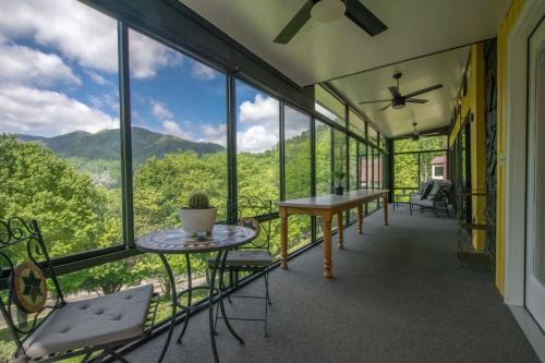 Maggie Valley Casa | Mountain View 3BR with Sunroom, Close to Ski and Trails