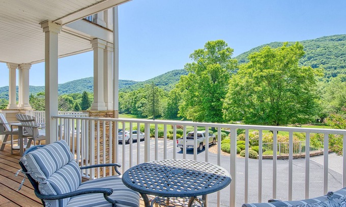 Maggie Valley Condominio | Mountain View and 8th green! 70" TV, gas fireplace, Fast WIFI,Amenities included