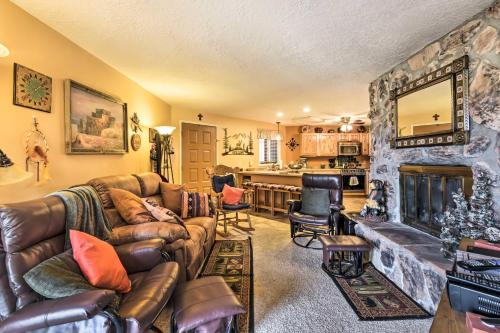 Angel Fire Apartamento | Mountain-View Angel Fire Condo Walk to Skiing
