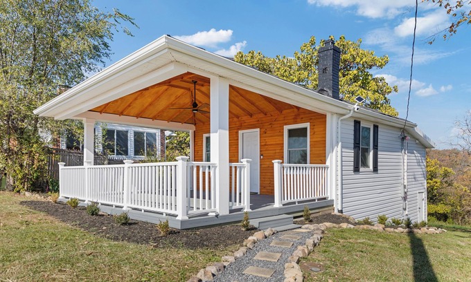 Riverton Casa | Mountain View Bungalow in Front Royal