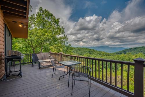 Piney Mountain Casa | Mountain View Cabin In Saluda With Full Kitchen