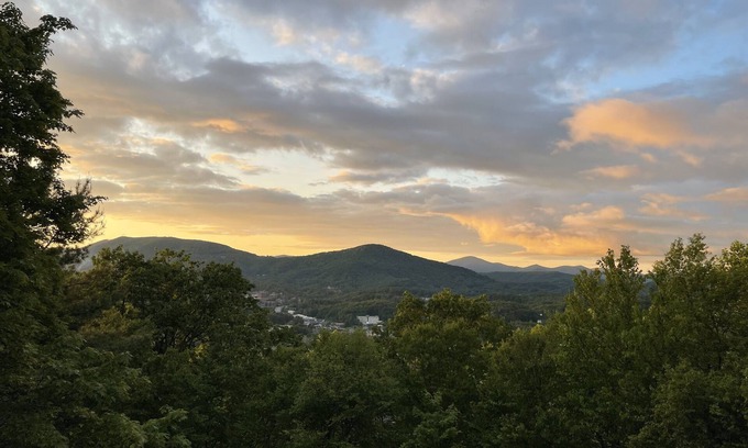 Boone Chalet De Esquí | Mountain View Chalet in Boone -10 min. to ASU & Downtown; Pet-Friendly