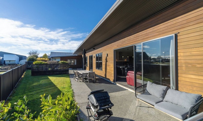 Te Anau Casa | Mountain View Comfort - Te Anau Holiday Home