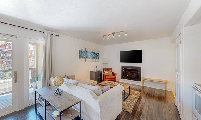 Crested Butte Condominio | Mountain-view condo with balcony - walk to ski lifts, near downtown Crested Butt