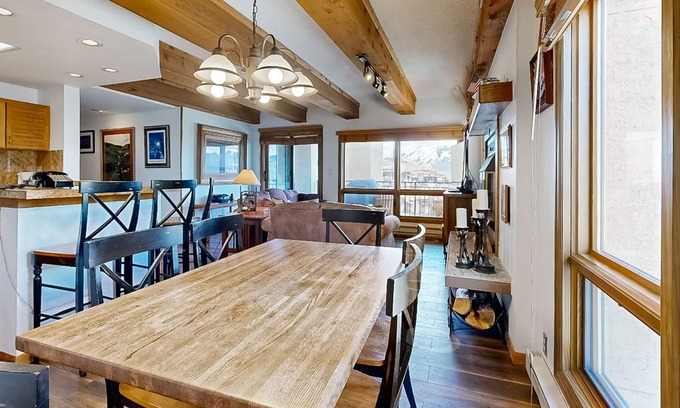 Crested Butte Condominio | Mountain view condo with fireplace, hot tubs, sauna, & easy slope access
