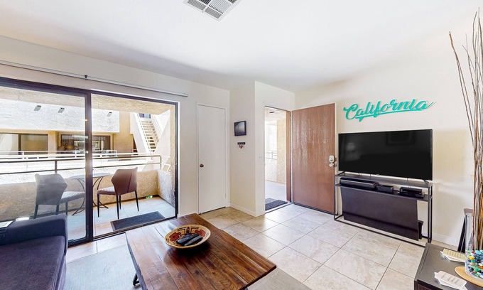 Downtown Palm Springs Condominio | Mountain view condo blocks from downtown with pool, tennis & pickleball