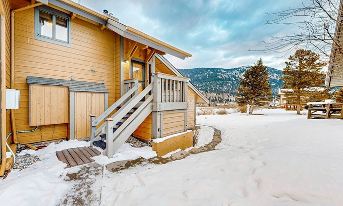 Big Sky Meadow Village Condominio | Mountain view condo with nearby golf, wood fireplace & seasonal pool