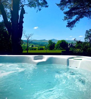 Llanhamlach Chalet De Esquí | Mountain View Cottage, Hot Tub , Stunning Views