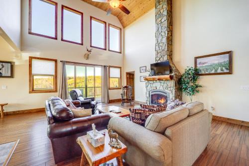 Fleetwood Casa | Mountain-View Deck Group Getaway in Fleetwood