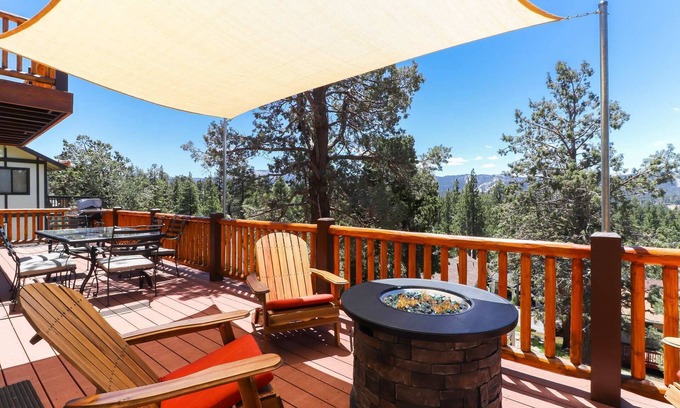 Whispering Forest Cabina | Mountain View Escape: Vistas relajantes de Snow Summit y Bear Mtn. ¡Mesa de billar! WiFi y transmisión de TV!