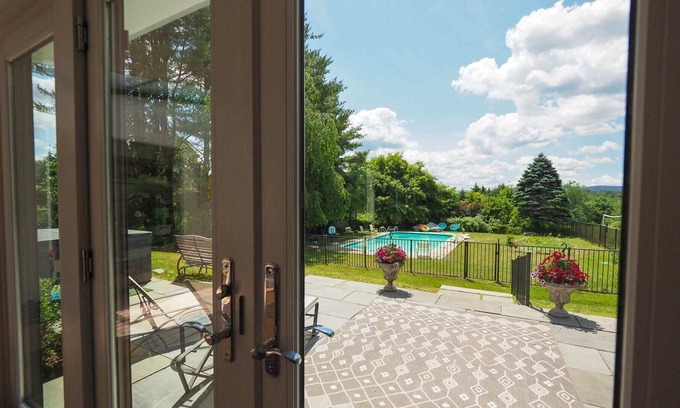 North Egremont Casa | Mountain View Estate Sleeps 18