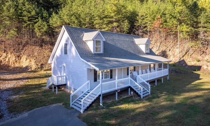 Cherokee Cabina | Mountain View-Fire Pit-Open Covered Porch-Wifi