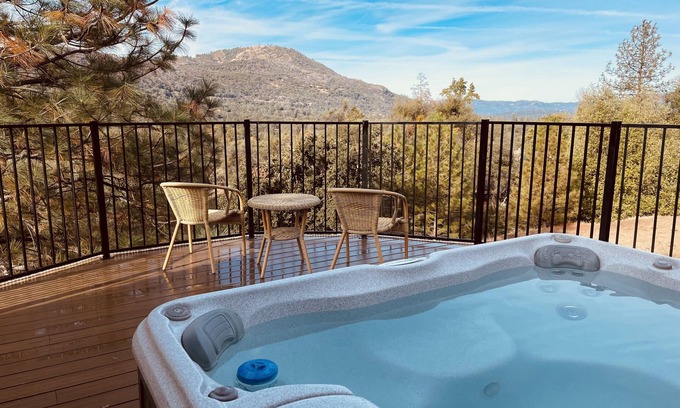 Oakhurst Casa | Mountain View Hideaway: Hot Tub, Near Yosemite & Bass Lake, Mountain View