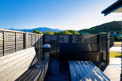 Kaikoura Casa | Mountain View - Kaikoura Holiday Home