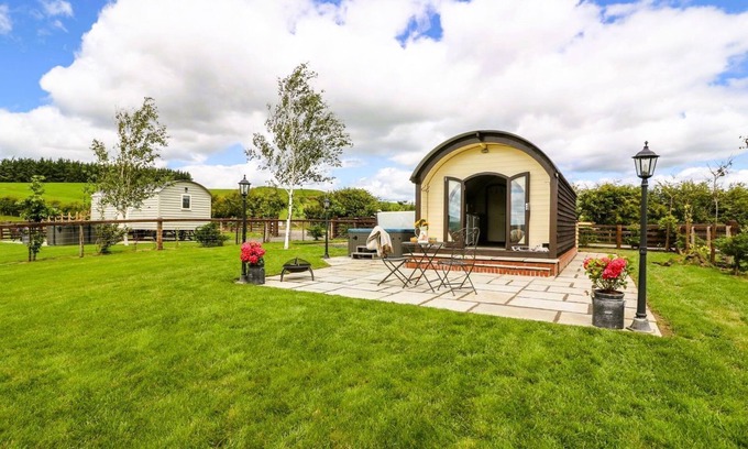 Rhayader Cabaña | Mountain View Pod - Glamping pod sleeping 2 guests, Pet Friendly