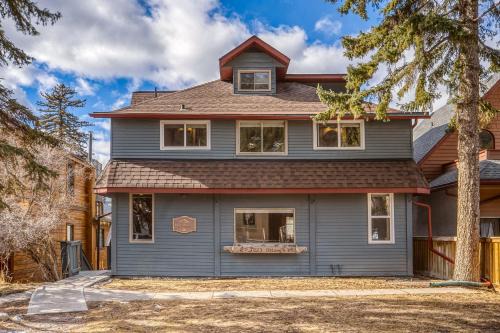 Banff Casa | Mountain View Retreat in the heart of Banff - Massive House Sleeps 23