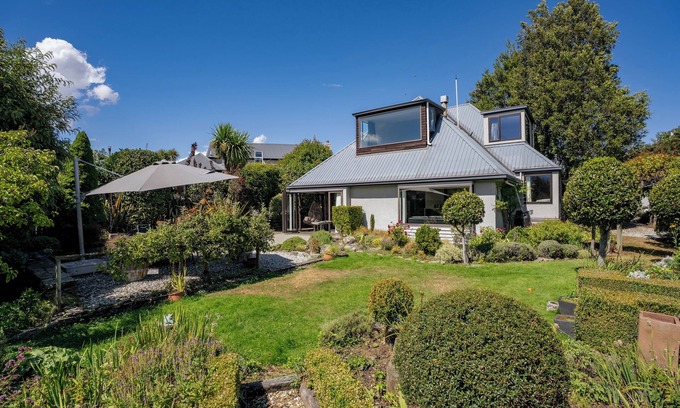 Wanaka Casa | Mountain View Retreat - Wanaka Holiday Home