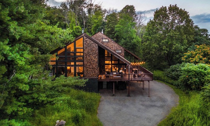 Warwick Chalet De Esquí | Mountain View Retreat w/ Hot Tub, Theater, and Gym