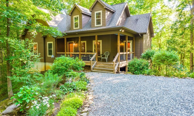 Sylva Casa | Mountain-view retreat with a wood-burning fireplace, grill, AC, & W/D
