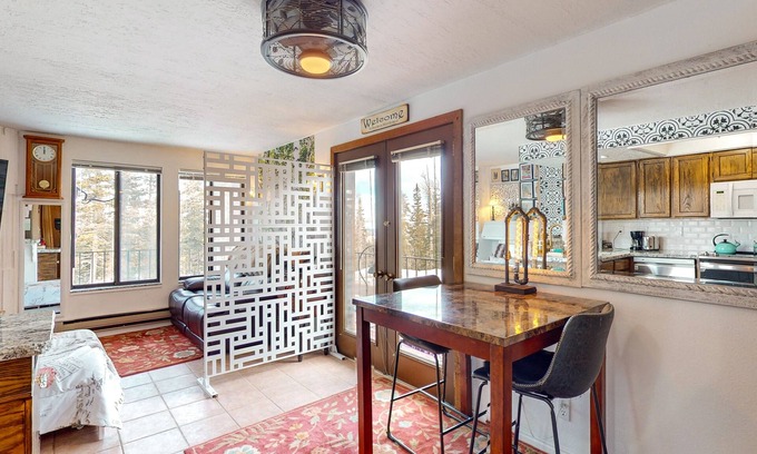 Brian Head Condominio | Mountain-view studio near slopes with indoor pool, hot tub, sauna, & balcony