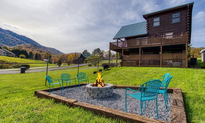 Wears Valley Cabina | Mountain Views / Dog-Friendly & Fully Fenced Yard
