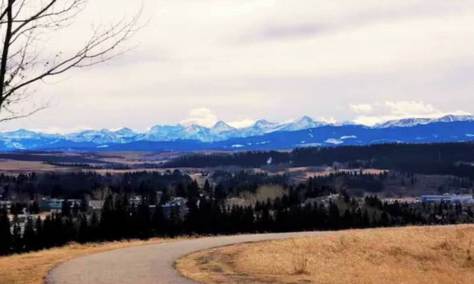 Cochrane Casa | Mountain views Family Home 4BDR NEAR BANFF! Ski fun