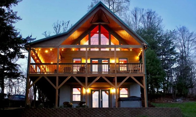 Traphill Cabina | Mountain Views / Golf / Hot Tub / Cozy Cabin!